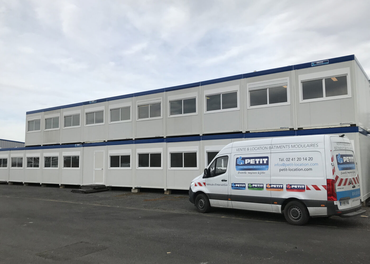 Petit location déplace les structures modulaires de Transalp